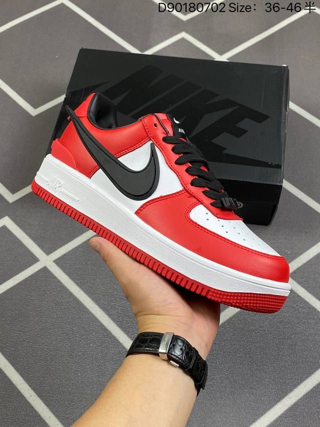 头层特价 耐克nike Air Force 1 Low 空军一号低帮百搭休闲运动板鞋。柔软、弹性十足的缓震性能和出色的中底设计，横跨复古与现代的外型结合，造就出