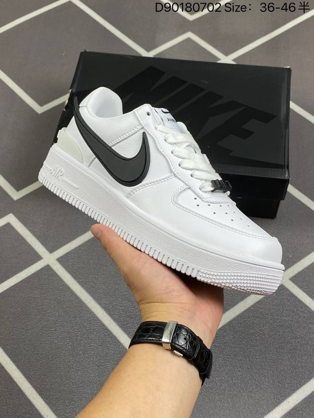 头层特价 耐克nike Air Force 1 Low 空军一号低帮百搭休闲运动板鞋。柔软、弹性十足的缓震性能和出色的中底设计，横跨复古与现代的外型结合，造就出