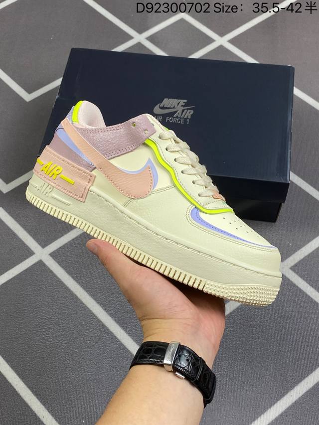 Nike 耐克低帮板鞋 空军一号 Af1马卡龙 Af1厚底增高百搭运动板鞋 Nike Air Force 1 “Shadow” 造型设计上与 Sacai X N