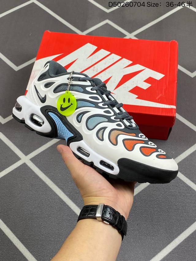 公司级耐克nike Air Maxplus Drift休闲气垫缓震跑步运动鞋 造型超讨喜！鞋面以帆布和织物材质包裹，保证了轻薄透气，更适合夏季穿着。鞋侧 鱼骨