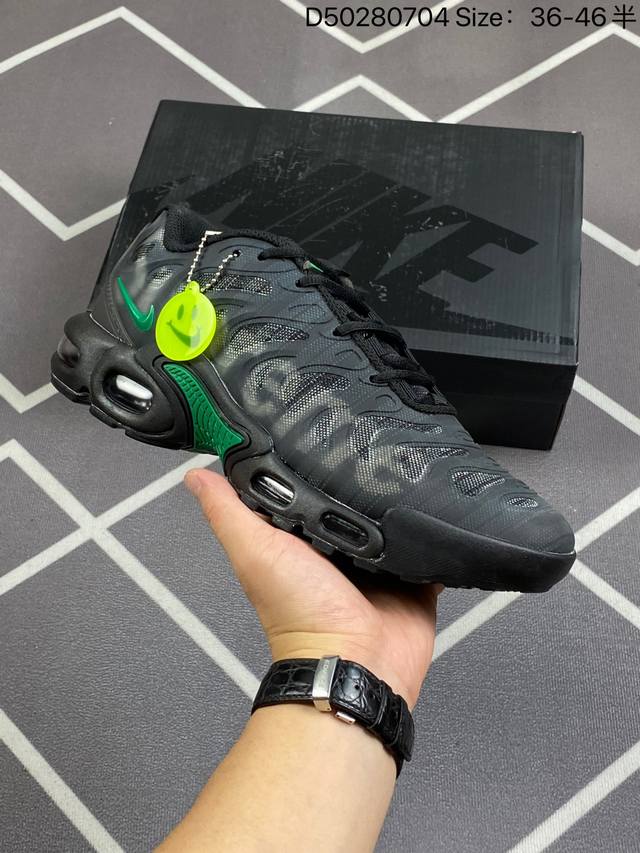 耐克nike Air Maxplus Drift休闲气垫缓震跑步运动鞋 造型超讨喜！鞋面以帆布和织物材质包裹，保证了轻薄透气，更适合夏季穿着。鞋侧 鱼骨 形状的