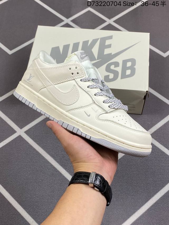 Supreme X Nike Dunk Sb Low Supreme X 耐克 Sb 低帮 联名白蓝帆布 鞋身以白蓝色作为主色调，鞋面采用米白色帆布打造，搭配米