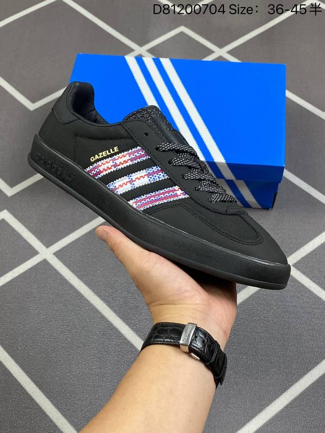 阿迪达斯 Adidas Originals Gazelle Indoor 复古三叶草防滑透明橡胶板鞋经典运动鞋。这款经典鞋,忠于原版设计,缀撞色三条纹和鞋跟饰片