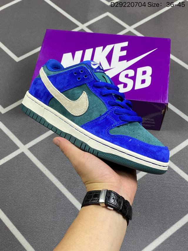 Nike Sb Dunk Low ”Hyper Royal“ 忍者神龟 #鞋身通体采用麂皮材质覆盖，配色方面以宝蓝色为底色，搭配米白色框架呈现，十分亮眼。鞋舌、