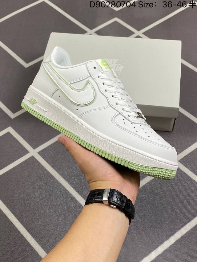 公司耐克nike Air Force 1 Low 空军一号低帮百搭休闲运动板鞋。柔软、弹性十足的缓震性能和出色的中底设计，横跨复古与现代的外型结合，造就出风靡全