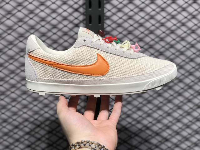 Bode X Nike Astro Grabber 第一双米色款，鞋面由独特编织纹理覆盖，鞋带点缀有小配饰，整体营造出的氛围感十分清新。鞋侧的 Swoosh 标