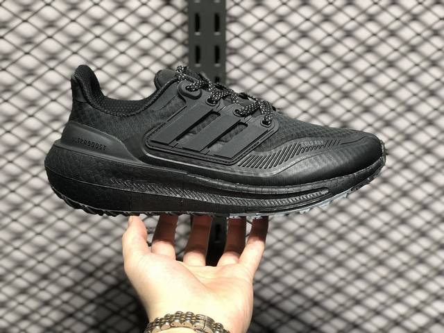 Adidas Ultra Boost Light 缓震运动休闲轻便透气跑步鞋 采用adidas Primeknit鞋面 裹脚舒适 搭载boost技术 为运动添舒