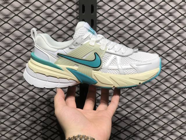 Nike Wmns V2K Runtekk Low”White Black“复古潮系列未来复古老爹风百搭休闲运动慢跑鞋 货号：Fd0736 105 尺码：36