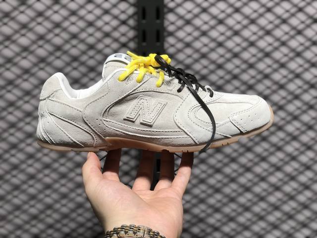 美拉德配色打造全新跨界合作，意大利奢侈品牌 缪缪miumiu X Nb新百伦new Balance 530 Sl系列低帮经典复古休闲运动慢跑鞋“联名翻毛卡其鞋带