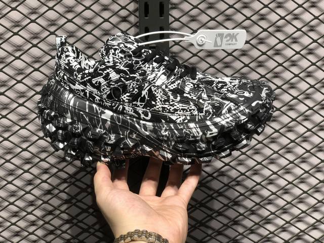 Balenciaga 巴黎世家 织物 轮胎鞋 时尚复古做旧 低帮 老爹鞋 男女同款 货号：685611 W2Rg1 9015 尺码：35-46