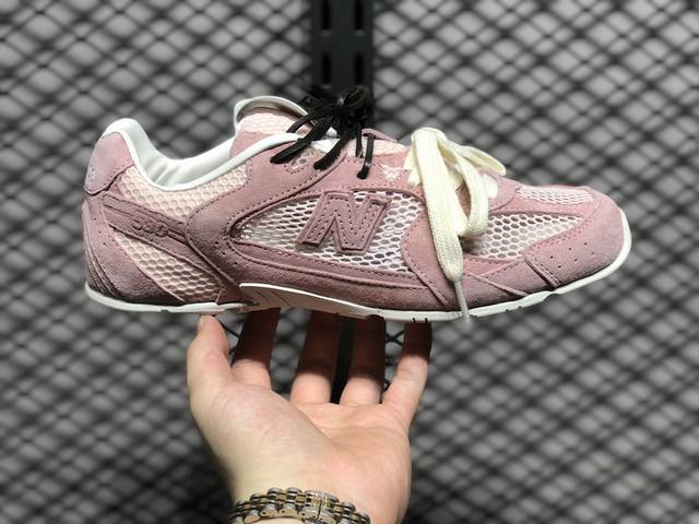 美拉德配色打造全新跨界合作，意大利奢侈品牌 缪缪miumiu X Nb新百伦new Balance 530 Sl系列低帮经典复古休闲运动慢跑鞋“联名翻毛卡其鞋带