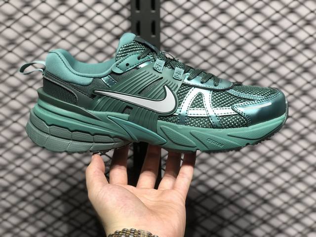 Nike V2K Runtekk 减震防滑复古低帮跑步鞋 材质上使用大面积网眼 皮革 Tpu 组成 支撑和透气性肯定不错 中底处由 Cushlon 泡绵打造 保