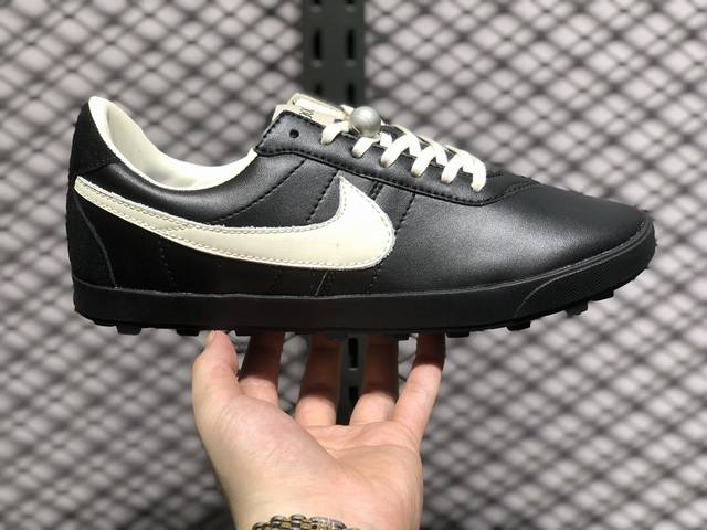 Bode X Nike Astro Grabber 鞋面由独特编织纹理覆盖，鞋带点缀有小配饰，整体营造出的氛围感十分清新。鞋侧的 Swoosh 标志以及鞋舌上的