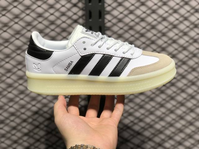 Adidas Originals Samba Xlg 此款以简约大方的造型设计，给人以随性休闲的时尚格调，穿着舒适轻便，运动灵活自如，满足日常个性穿搭。 货号：