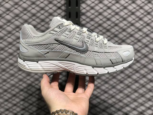 耐克 Nike P-6000 复古技科个性运动老爹鞋。该鞋款鞋采面用纵横交错的覆面，重现 2000 年代鞋跑风格，同时搭配震缓鞋垫，带来舒的适步履体验。Nike