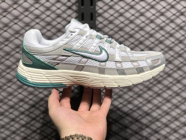 Nike P-6000 系列低帮复古老爹风休闲运动舒适慢跑鞋 融合 Pegasus 过往运动鞋设计 助力 21 世纪早期跑步运动跃升时尚新高度 采用透气网眼布、