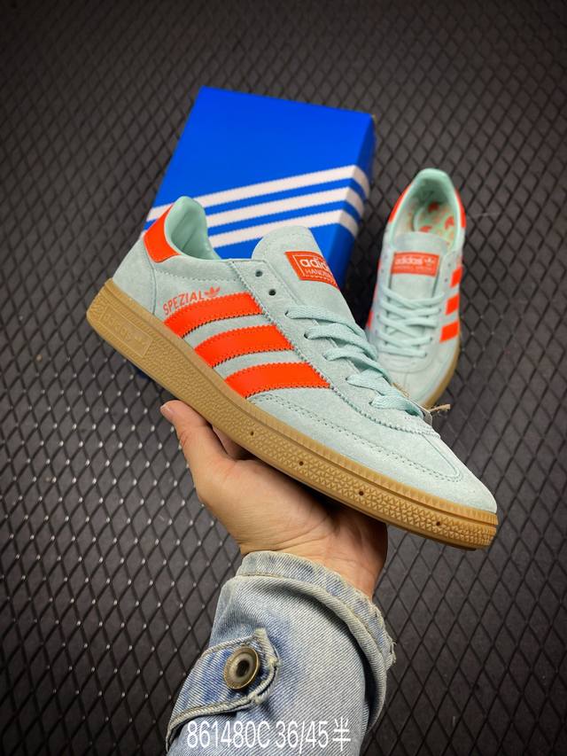 Adidas Originals Handball Spzl 蓝橙 此款鞋延续了橡胶外底和经典款式的传统。优质绒面革鞋面和标志性的3条纹采用明亮的对比色，为久经