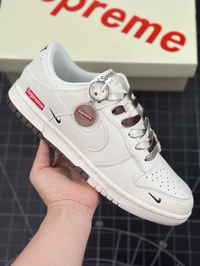 Nk Dunk Low Supreme 白棕三钩 周年高端定制 低帮休闲板鞋 美国街头滑板鞋潮牌，红底白色的独特logo使supreme引领潮流，鞋底中部加入了