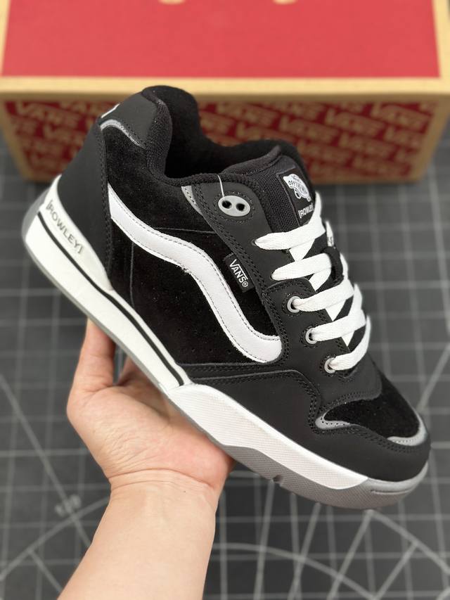 Vans Rowley Xlt系列 范斯官方减震耐磨复古滑板鞋 #Vans 不断坚持延续滑板文化。本次系列以 Rowley Xlt 为设计载体，深挖复古元素，推