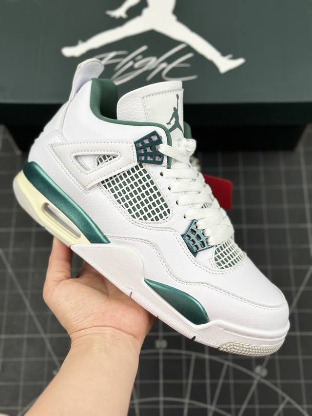 小绿x版air Jordan 4 Retro Oxidized Green 氧化绿 Aj4 乔丹4代 乔丹篮球鞋系列 鞋身整体以白色皮革为主色调，辅以翡翠蓝点缀