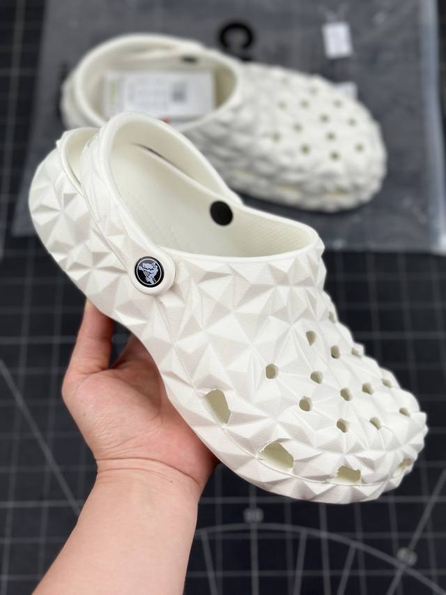 卡骆驰crocs Classic Clog 卡骆驰经典榴莲随心休闲沙滩洞洞拖鞋凉鞋 超轻croslite专利材料打造 鞋面更加耐用易清洗 该鞋款轻盈舒适 货号：