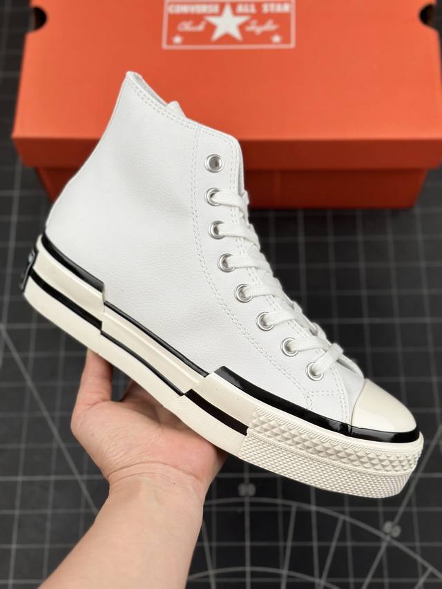 匡威converse Chuck 70Plus 厚底高帮休闲板鞋 将经典设计与未来风格糅合演绎，全新经典之作。皮面与大胆的不对称线条相融合呈现个性张扬的外观，橡