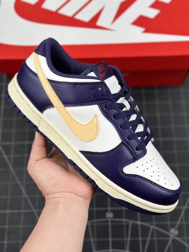 St版 Nike Dunk Low 湖人紫sb空军低帮休闲运动复古板鞋 白色鞋面搭配紫蓝色框架、活力十足，鞋侧淡黄色swoosh装扮~后跟鞋舌红色草书刺绣工艺、