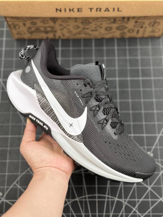 耐克nike Pegasus Trail 5 登月飞马 透气网面 户外越野登山休闲运动跑步鞋 该鞋款搭载出众回弹的 Reactx 泡绵中底，多种地面，皆可轻松驾