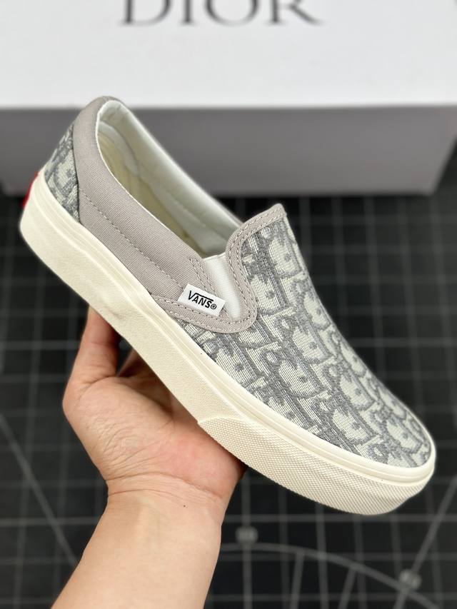 Dior X Vans Classic Slip-On 联名一脚蹬来报道 百搭休闲帆布鞋 Vans Aut 迪奥独家重磅释出，这个岩石灰太绝了，非常非常高级！D