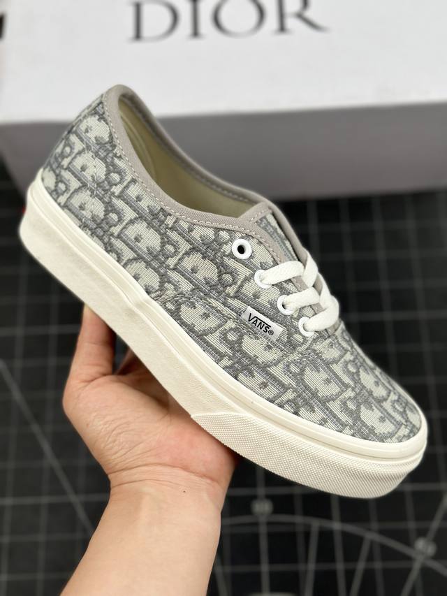 Dior X Vans Authentic 联名一脚蹬来报道 百搭休闲帆布鞋 Vans Aut 迪奥独家重磅释出，这个岩石灰太绝了，非常非常高级！Dior标志性