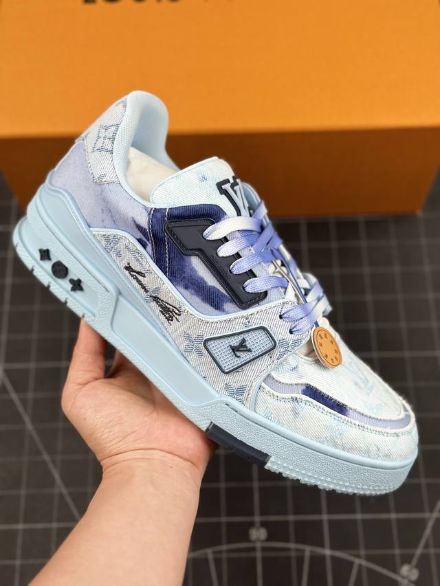 顶级版本 Lv-路易-威登trainer 2024走秀最新款 原版1：1开发复刻！！上脚非常舒适 做工精细 鞋面由意大利进口小牛皮拼接，侧边饰有品牌logo标志