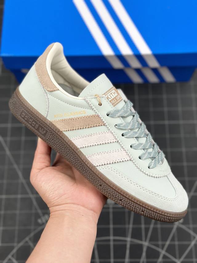 公司级adidas Handball Spezial 阿迪达斯经典款 复古休闲板鞋 全鞋采用反毛皮制作 牛筋耐磨大底 承载青春情怀的板鞋 经典三条杠装饰鞋侧 品