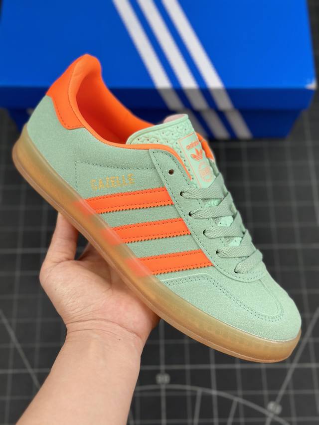 Adidas Originals Gazelle Indoor 阿迪达斯 低帮 青橙色 休闲运动板鞋 这款经典鞋，忠于原版设计，鞋面整体以绿色麂皮呈现，侧边经典