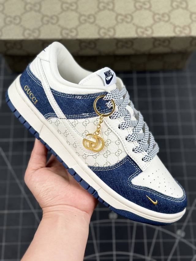 Nk Sb Dunk Low 古驰联名-牛仔米蓝勾 周年高端定制 低帮休闲板鞋 #定制鞋盒 大厂纯原品质出货 超高清洁度 皮料切割干净无任何毛边 细节完美 货号