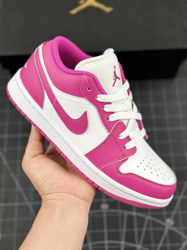 耐克 乔丹 Wmns Air Jordan 1 Low Aj1 乔1 乔丹1代 玫红色 低帮复古文化休闲运动篮球鞋 该鞋款从 1985 年元年款汲取设计灵感，焕