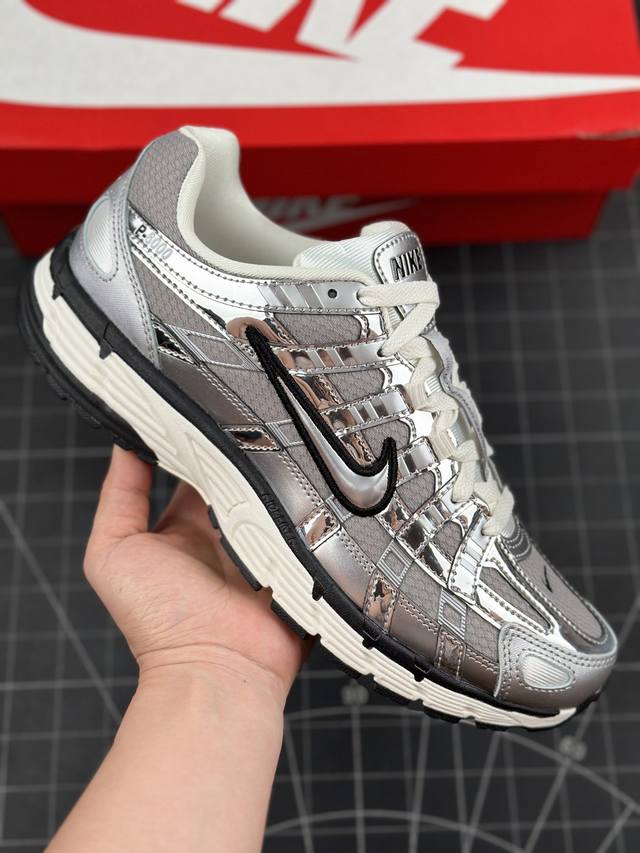 Cs版 Nike P-6000Premium 耐克 低帮 银灰 轻便舒适透气防滑缓震耐磨跑步鞋 P-6000是一款植根于 0 年代风格的混合款式，让人想起去年再