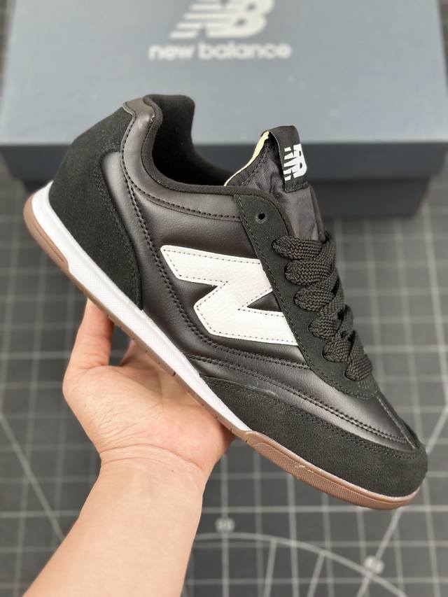 New Balance Urc42 系列低帮 复古跑鞋 绒布拼接舒适耐磨跑步鞋 以更纯粹的复古风格设计打造的全新造型 侧身还以解构设计 将 N 字标志以做旧压花