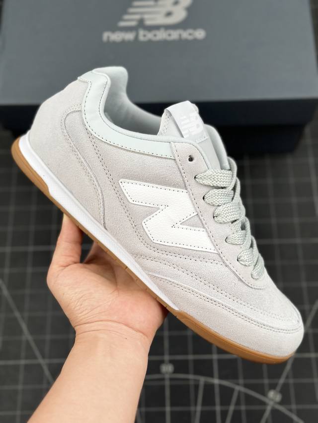 New Balance Urc42 系列低帮 复古跑鞋 绒布拼接舒适耐磨跑步鞋 以更纯粹的复古风格设计打造的全新造型 侧身还以解构设计 将 N 字标志以做旧压花