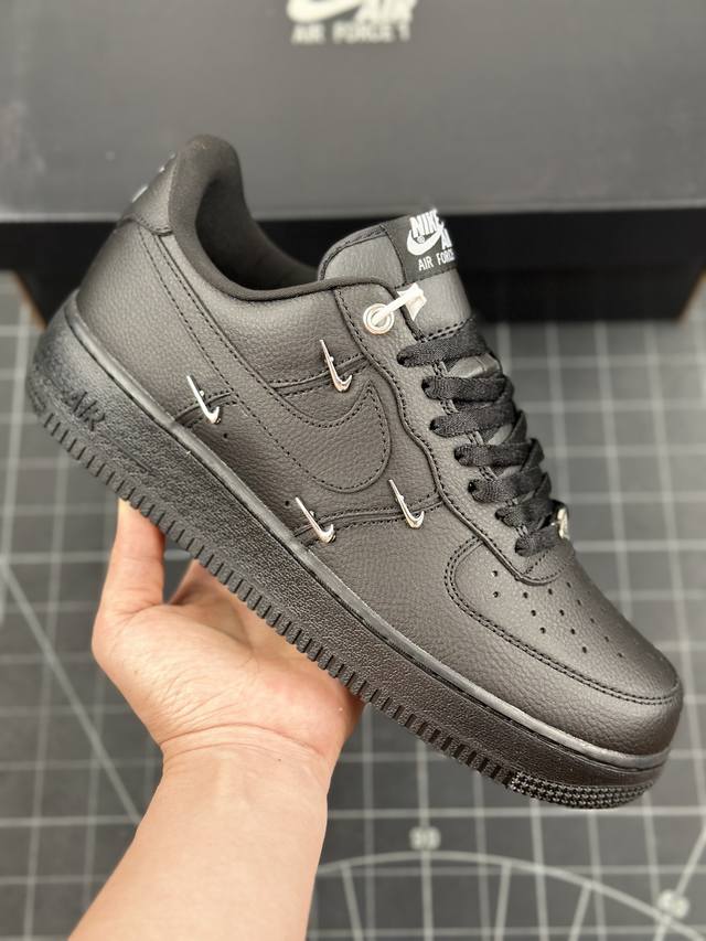 公司级耐克nike Wmns Air Force 1 ‘07多勾 空军一号经典低帮百搭休闲运动板鞋 柔软、弹性十足的缓震性能和出色的中底设计，横跨复古与现代的外