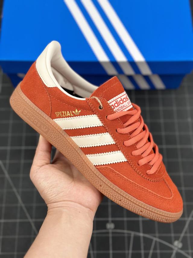 Adidas Handball Spezial 公司级 阿迪达斯经典款 复古休闲板鞋 全鞋采用反毛皮制作 牛筋耐磨大底 承载青春情怀的板鞋 经典三条杠装饰鞋侧