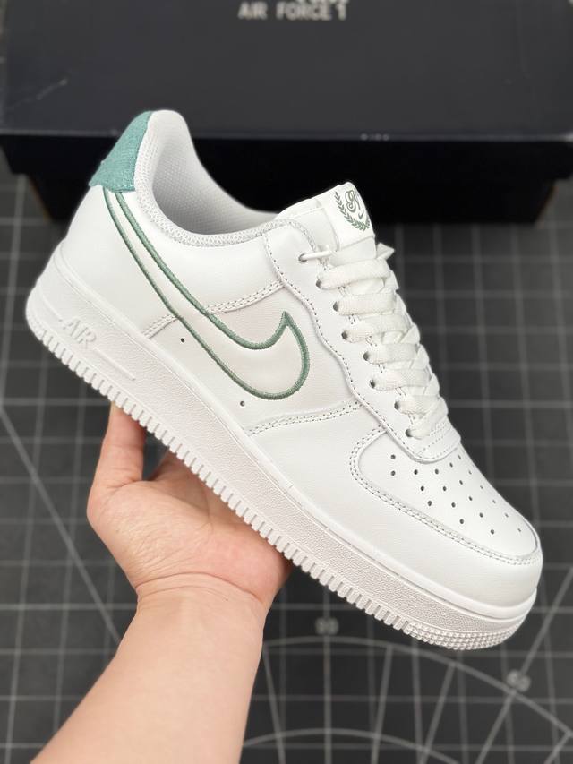 公司级耐克nike Air Force 1 Low 空军一号低帮百搭休闲运动板鞋 柔软、弹性十足的缓震性能和出色的中底设计，横跨复古与现代的外型结合，造就出风靡