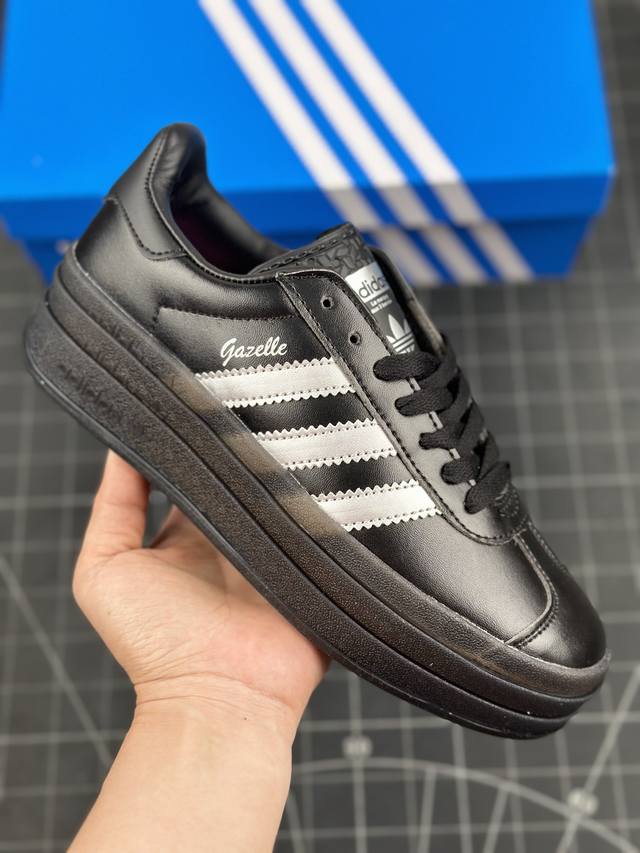 阿迪达斯 Adidas 三叶草 Gazelle Bold W 复古怀旧风厚底增高运动板鞋潮 阿迪达斯万年不败的人气鞋款gazelle ，以三层厚磅鞋底设计。一层