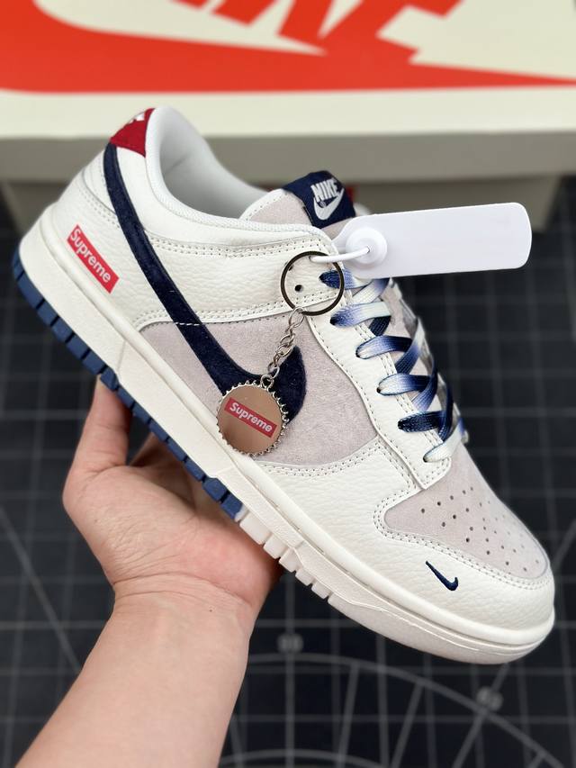 Supreme X Nike Dunk Sb Low Sup X 耐克 Sb 低帮 联名白蓝红 低帮运动休闲板鞋 鞋身以米白色作为主色调，鞋面采用米白色麂皮打造