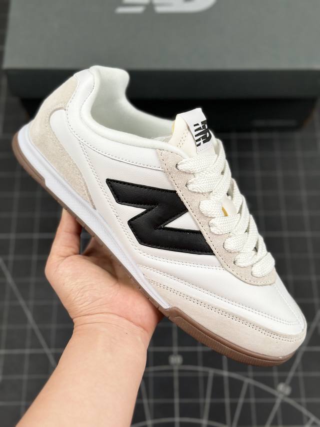 New Balance Urc42 系列低帮 复古跑鞋 绒布拼接舒适耐磨跑步鞋 以更纯粹的复古风格设计打造的全新造型 侧身还以解构设计 将 N 字标志以做旧压花