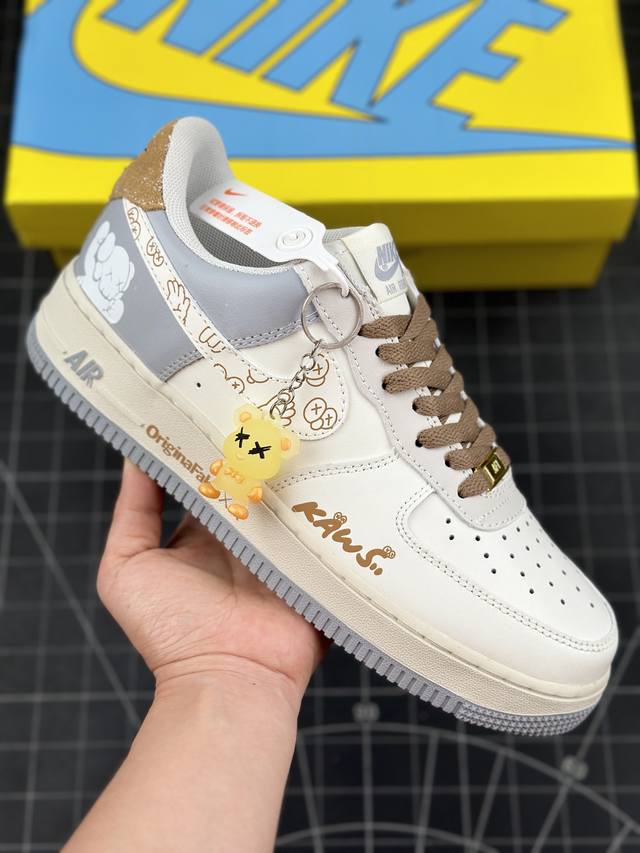 公司级“Kaws暴力熊”Nk Air Force 1 X Kaws 空军一号定制低帮板鞋 Nike近期联名频繁 现又推出于kaws联名作品 颜色采用米灰色拼接