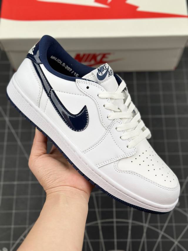 Air Jordan 1 Low 85 Og Metallic Blue 低帮 金属蓝 Aj1 乔丹1代 白蓝 乔丹篮球鞋系列 鞋款整体白蓝配色方案，鞋身采用白