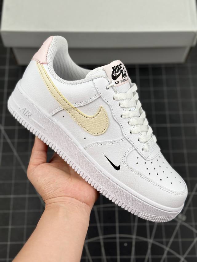 公司级耐克nike Air Force 1 Low 空军一号低帮百搭休闲运动板鞋 柔软、弹性十足的缓震性能和出色的中底设计，横跨复古与现代的外型结合，造就出风靡