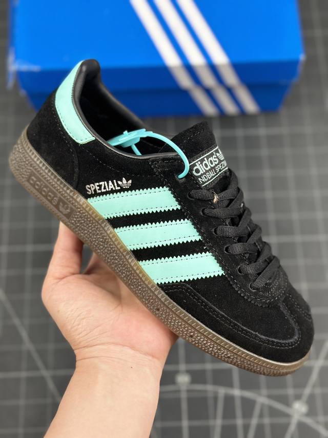 阿迪达斯 Adidas Handball Spezial 三叶草学院风复古休闲板鞋 德训鞋 橡胶底柔软皮革经典运动鞋板鞋。圆头、缝合拼接设计、正面绑带、鞋舌部位