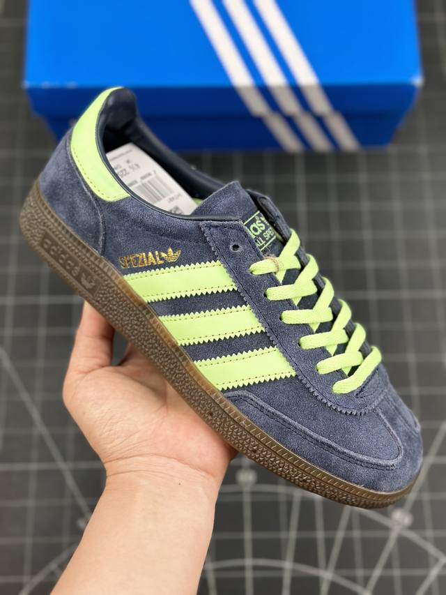 阿迪达斯 Adidas Handball Spezial 三叶草学院风复古休闲板鞋 德训鞋 橡胶底柔软皮革经典运动鞋板鞋。圆头、缝合拼接设计、正面绑带、鞋舌部位