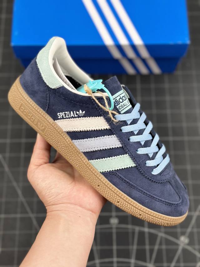 阿迪达斯 Adidas Handball Spezial 三叶草学院风复古休闲板鞋 德训鞋 橡胶底柔软皮革经典运动鞋板鞋。圆头、缝合拼接设计、正面绑带、鞋舌部位